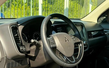 Mitsubishi Outlander III рестайлинг 3, 2021 год, 2 999 000 рублей, 8 фотография