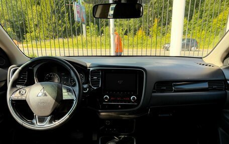Mitsubishi Outlander III рестайлинг 3, 2021 год, 2 999 000 рублей, 10 фотография