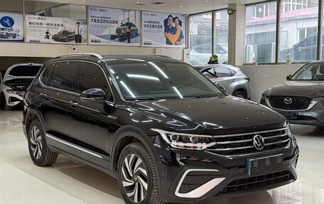 Volkswagen Tiguan II, 2023 год, 2 500 000 рублей, 3 фотография