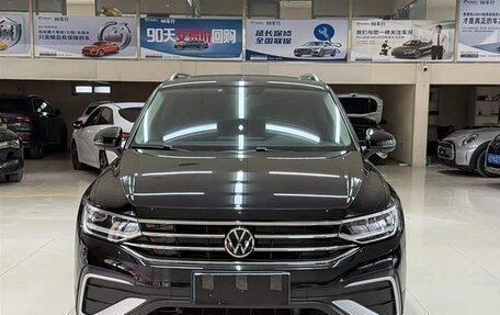 Volkswagen Tiguan II, 2023 год, 2 500 000 рублей, 2 фотография