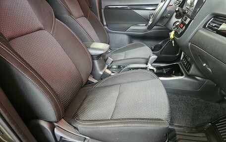 Mitsubishi Outlander III рестайлинг 3, 2019 год, 1 980 000 рублей, 12 фотография