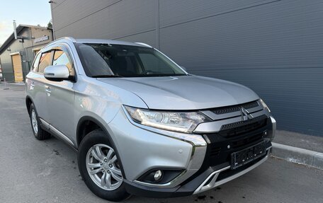 Mitsubishi Outlander III рестайлинг 3, 2019 год, 2 030 000 рублей, 5 фотография