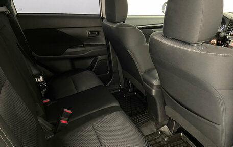 Mitsubishi Outlander III рестайлинг 3, 2019 год, 1 820 000 рублей, 13 фотография