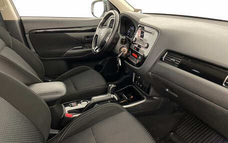 Mitsubishi Outlander III рестайлинг 3, 2019 год, 1 820 000 рублей, 12 фотография