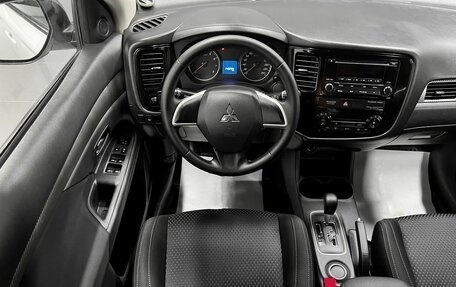 Mitsubishi Outlander III рестайлинг 3, 2016 год, 1 595 000 рублей, 11 фотография