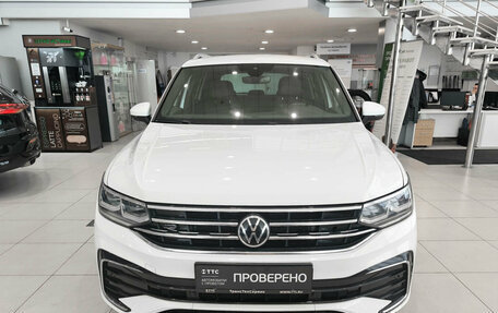 Volkswagen Tiguan II, 2021 год, 3 899 000 рублей, 2 фотография