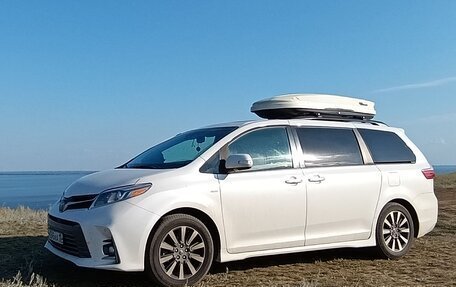 Toyota Sienna III, 2018 год, 3 600 000 рублей, 1 фотография