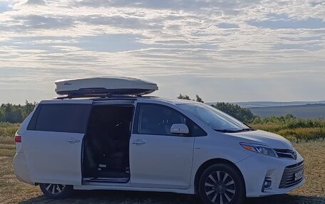 Toyota Sienna III, 2018 год, 3 600 000 рублей, 2 фотография