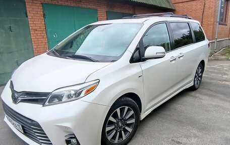 Toyota Sienna III, 2018 год, 3 600 000 рублей, 3 фотография