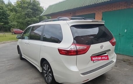 Toyota Sienna III, 2018 год, 3 600 000 рублей, 6 фотография