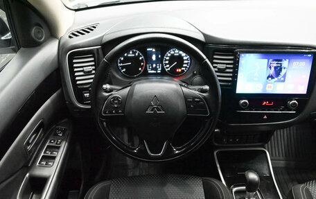 Mitsubishi Outlander III рестайлинг 3, 2021 год, 3 050 000 рублей, 13 фотография