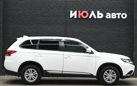 Mitsubishi Outlander III рестайлинг 3, 2021 год, 3 050 000 рублей, 10 фотография