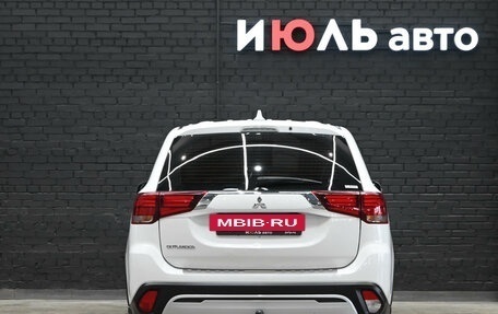 Mitsubishi Outlander III рестайлинг 3, 2021 год, 3 050 000 рублей, 6 фотография