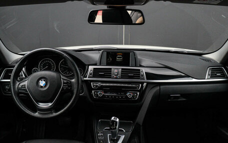 BMW 3 серия, 2017 год, 1 990 000 рублей, 10 фотография