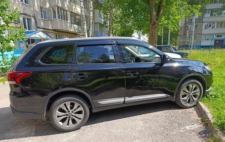 Mitsubishi Outlander III рестайлинг 3, 2015 год, 1 480 000 рублей, 10 фотография