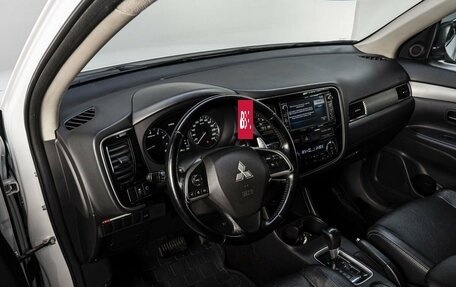 Mitsubishi Outlander III рестайлинг 3, 2012 год, 1 300 000 рублей, 9 фотография