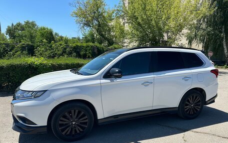 Mitsubishi Outlander III рестайлинг 3, 2022 год, 3 260 000 рублей, 5 фотография