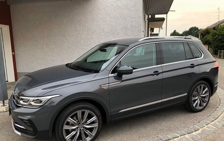 Volkswagen Tiguan II, 2023 год, 3 140 000 рублей, 2 фотография