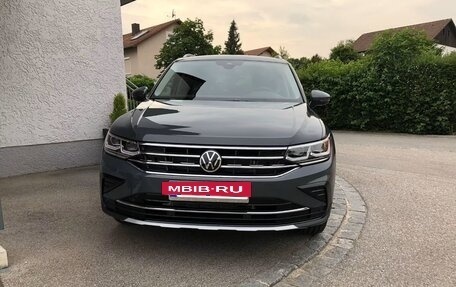 Volkswagen Tiguan II, 2023 год, 3 140 000 рублей, 12 фотография