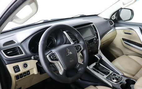 Mitsubishi Pajero Sport III рестайлинг, 2017 год, 2 700 000 рублей, 8 фотография
