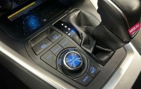 Toyota RAV4, 2020 год, 3 650 000 рублей, 10 фотография