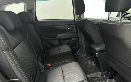 Mitsubishi Outlander III рестайлинг 3, 2020 год, 2 000 000 рублей, 14 фотография