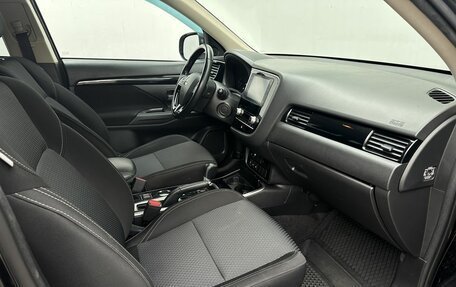 Mitsubishi Outlander III рестайлинг 3, 2020 год, 2 000 000 рублей, 13 фотография
