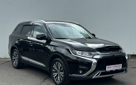 Mitsubishi Outlander III рестайлинг 3, 2020 год, 2 000 000 рублей, 3 фотография