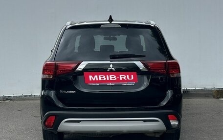 Mitsubishi Outlander III рестайлинг 3, 2020 год, 2 000 000 рублей, 6 фотография