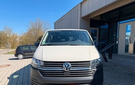 Volkswagen Transporter T6 рестайлинг, 2022 год, 3 200 000 рублей, 2 фотография