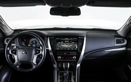 Mitsubishi Pajero Sport III рестайлинг, 2020 год, 3 990 000 рублей, 19 фотография