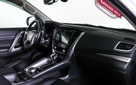 Mitsubishi Pajero Sport III рестайлинг, 2020 год, 3 990 000 рублей, 12 фотография