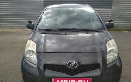 Toyota Yaris III рестайлинг, 2011 год, 900 000 рублей, 1 фотография