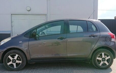 Toyota Yaris III рестайлинг, 2011 год, 900 000 рублей, 2 фотография