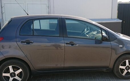 Toyota Yaris III рестайлинг, 2011 год, 900 000 рублей, 3 фотография