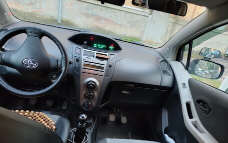 Toyota Yaris III рестайлинг, 2011 год, 900 000 рублей, 5 фотография