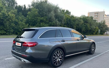 Mercedes-Benz E-Класс, 2019 год, 3 750 000 рублей, 4 фотография