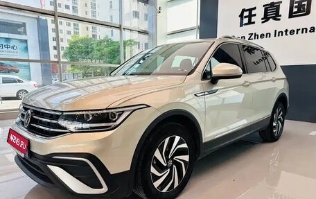 Volkswagen Tiguan II, 2022 год, 1 862 000 рублей, 1 фотография