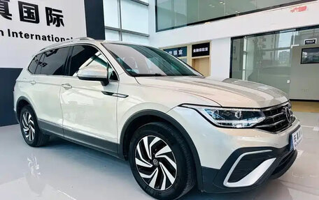 Volkswagen Tiguan II, 2022 год, 1 862 000 рублей, 3 фотография