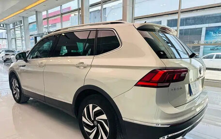 Volkswagen Tiguan II, 2022 год, 1 862 000 рублей, 6 фотография