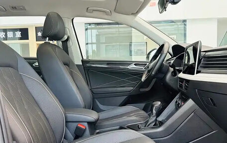 Volkswagen Tiguan II, 2022 год, 1 862 000 рублей, 9 фотография