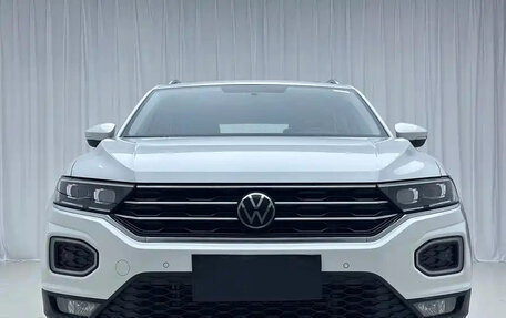Volkswagen T-Roc I, 2023 год, 1 650 000 рублей, 2 фотография