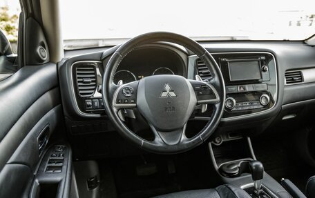 Mitsubishi Outlander III рестайлинг 3, 2013 год, 1 798 000 рублей, 14 фотография