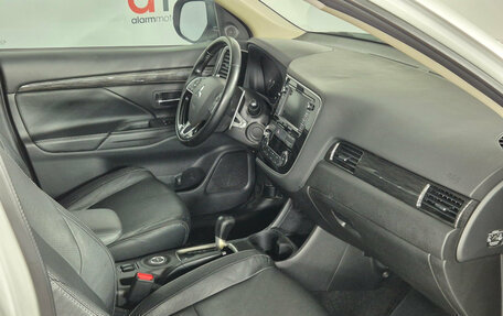 Mitsubishi Outlander III рестайлинг 3, 2015 год, 1 699 000 рублей, 12 фотография