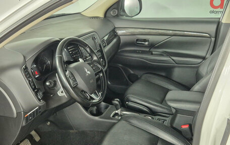 Mitsubishi Outlander III рестайлинг 3, 2015 год, 1 699 000 рублей, 10 фотография