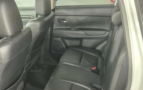 Mitsubishi Outlander III рестайлинг 3, 2015 год, 1 699 000 рублей, 18 фотография