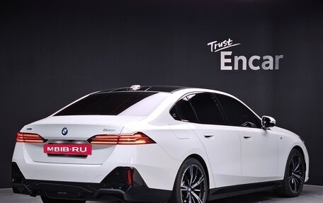BMW 5 серия, 2024 год, 5 900 000 рублей, 2 фотография