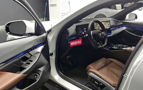 BMW 5 серия, 2024 год, 5 900 000 рублей, 10 фотография