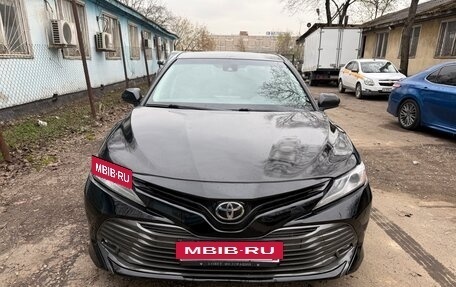 Toyota Camry, 2021 год, 1 950 000 рублей, 2 фотография