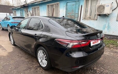 Toyota Camry, 2021 год, 1 950 000 рублей, 6 фотография